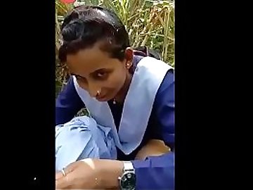 स्कूल की लड़की को गन्ने के खेत में बुलाकर खूब चोदा