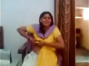 Indian aunty showing her big boobs - Allvideosx.com