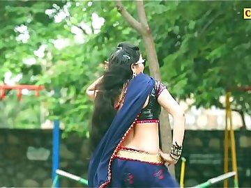 INDIAN SLUT EXPOSING NAVEL AND HIP WHILE DANCING 3