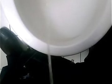 desi guy pissing